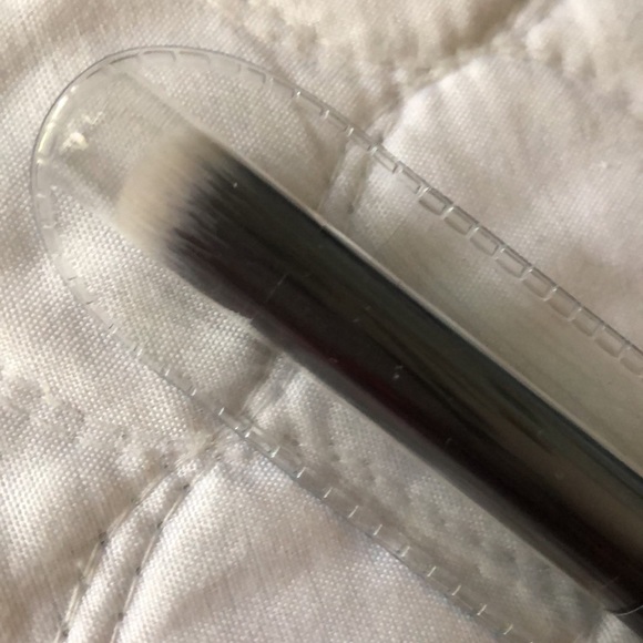 IL MAKIAGE Concealer Dual-Color Blending Brush #140 NIB - Picture 3 of 4